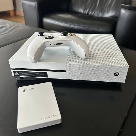 Xbox One s, 2 år og pent/lite brukt.