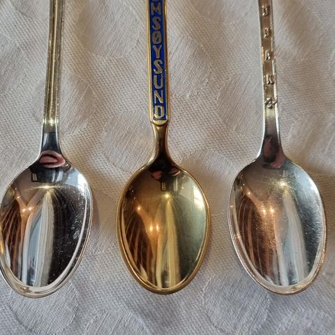 Souvenir-skjeer i sølv kjøpes