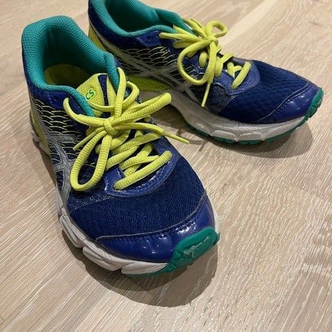 Blå Asics joggesko i str. 34,5 selges