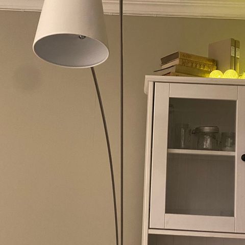 Lampe med 2 svingbare armer.