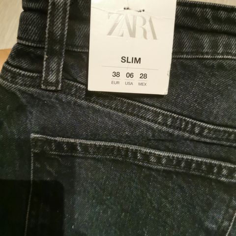 Nye jeans fra Zara i str 38.