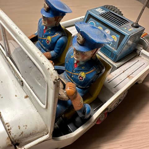 NOMURA TOY Police Patrol Jeep Tin Toy Battery-Powered Car fra 50 tallet