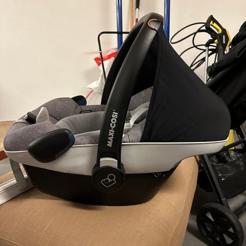 Bil og bærestol til baby