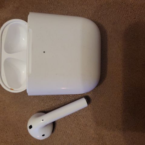 Apple Airpods G. 2  venstre proppe med etui til salg 550 kr.