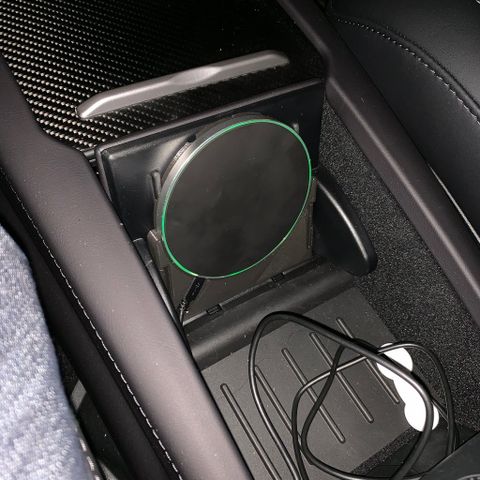 Trådløs QI-lader for Tesla Model X og S.