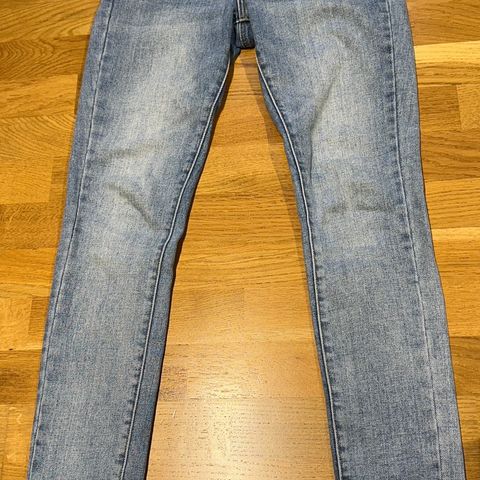 Nesten ikke brukt - Floyd jeans i str.25/31 (xs/s)