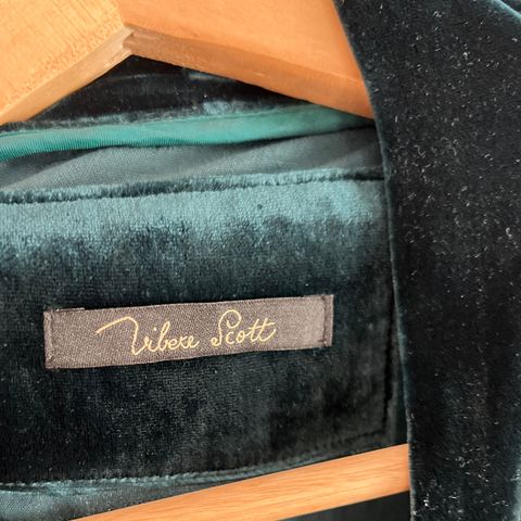 Nydelig Vibeke Scott vurderes solgt! 83% silke (knelang) ❤️