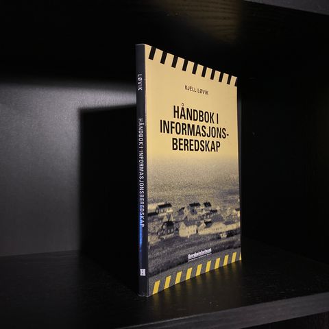 📚BORGE ANTIKVARIAT: «Håndbok i informasjons-beredskap» Kjell Løvik