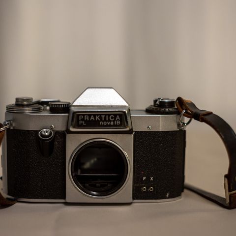 Praktica PL nova 1B analog SLR