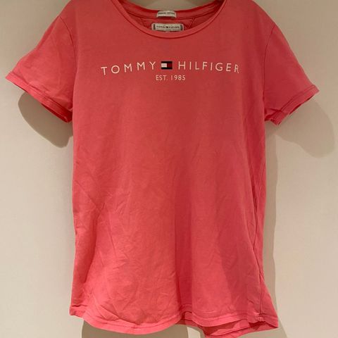 Tommy Hilfiger t-skjorte til salgs