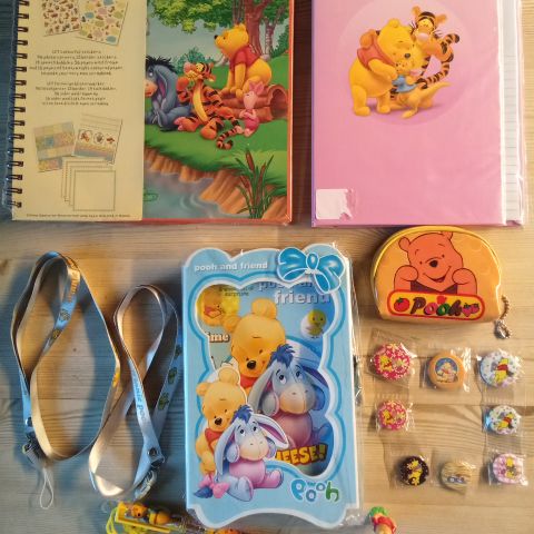 "WINNIE THE POOH" OLE BRUMM, album, buttons, penn etc. 5-80 kr.