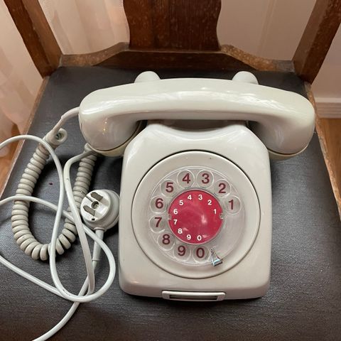 Retro grå analog telefon fra 1970 tallet.