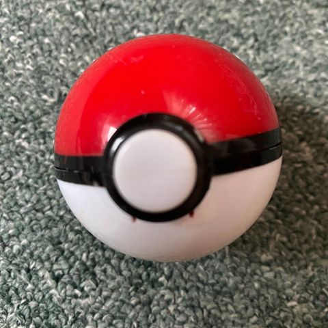 VINTAGE Pokeball / pokemonball / Pokemon ball