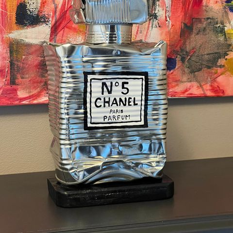 Skulptur Crushed Chanel N 5 til salgs!