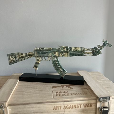 Skulptur AK-47 fra Van Apple
