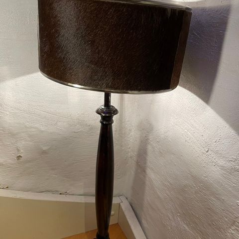 Nydelig lampe med lampeskjerm av dyreskinn