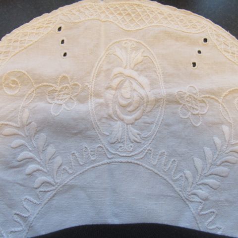 Håndbrodert vintage linbrikke, 75x63 cm