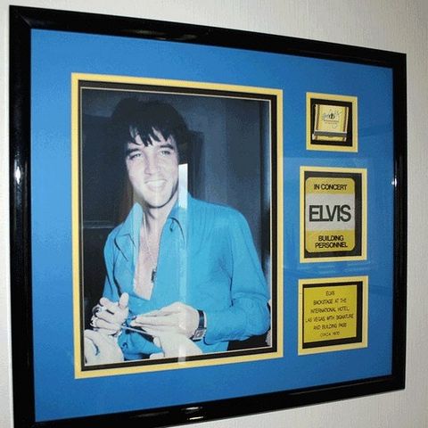 Elvis Presley autograf med backstage pass. Innrammet.