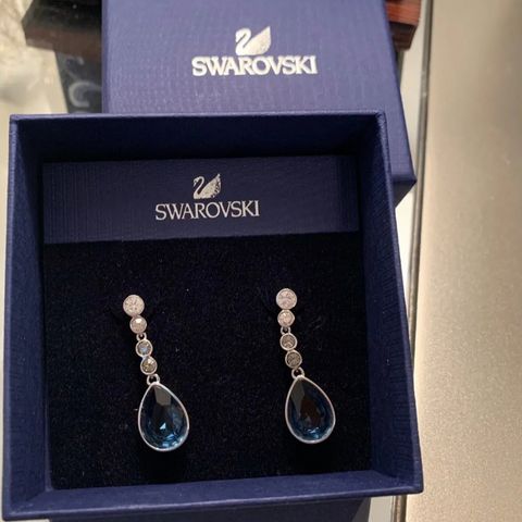 Øredobber fra Swarovski navy crystal