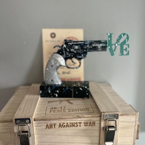 Skulptur fra Van Apple The Black Amex Love Gun
