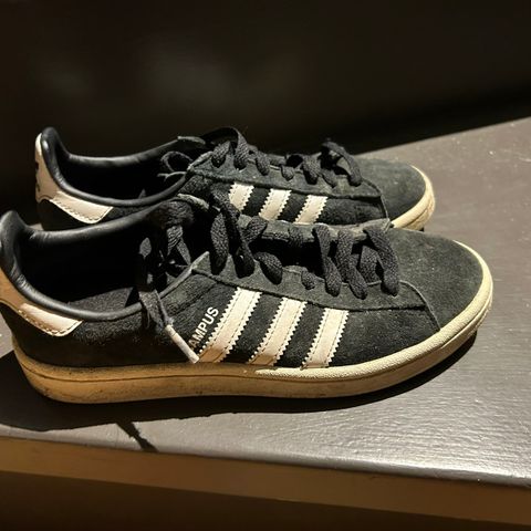 Sko Adidas str 36,5 svarte