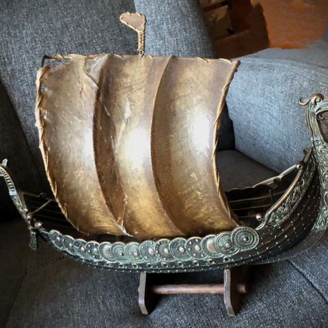 Gammel vikingskip-lampe i bronse av den danske kunster og met.arb. E. Aangaard.