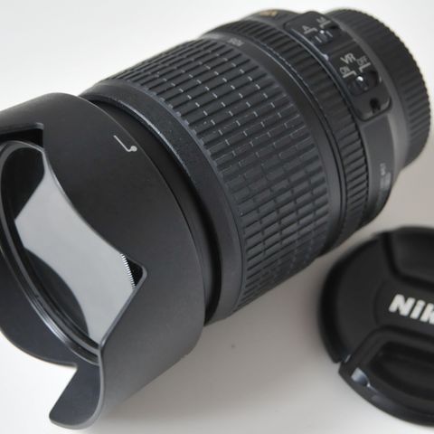 Nikon DX AF-S Nikkor 18-105 mm pent og lite brukt objektiv med avtakbart blender