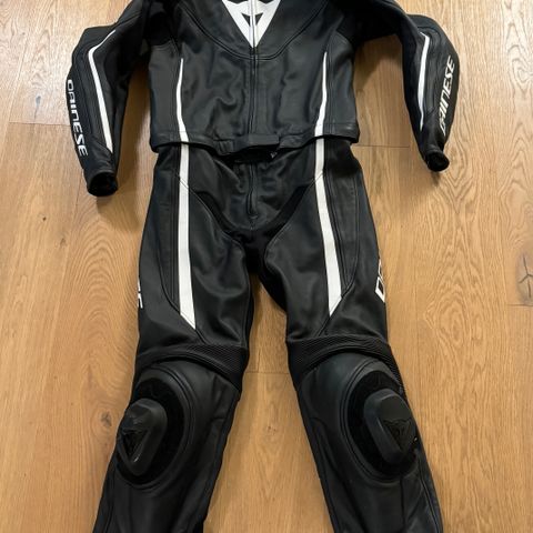 Dainese 2-delt skinndress størrelse 54.