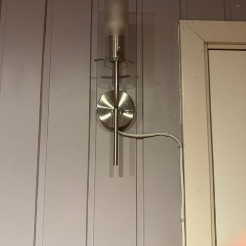 Vegglampe med glasskuppel