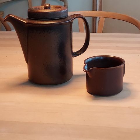 Kaffekanne. Fløtemugge.