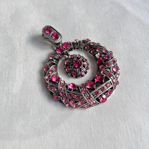 Smykkeanheng med rosa strass - metall