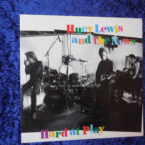 HUEY LEWIS & THE NEWS - HARD AT PLAY - UVANLIG PÅ LP - JOHNNYROCK
