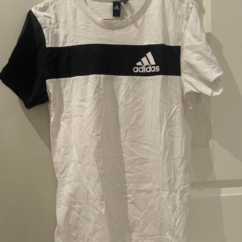 Hvit Adidas t-skjorte til gutt / herre str M