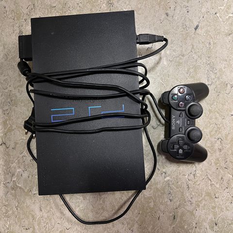 PlayStation 2 med 5 spill, ratt og pedaler