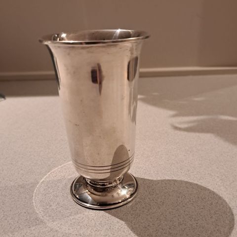 Fin sølv vase