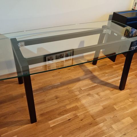 Robust spisebord med temperert glassplate og ekstra IKEA bordbase