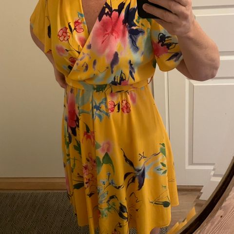 Luftig og lett gul kjole
