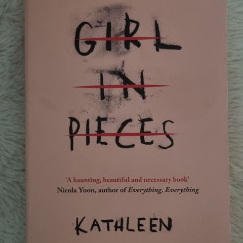 Book " Girl in pieces "