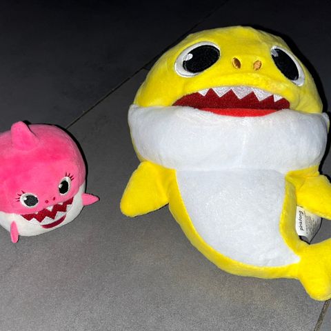 Syngende Baby Shark hånddukke bamse og mommy Shark kube selges samlet! :)