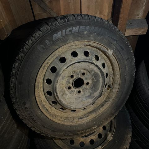 4stk Michelin Premium piggfri vinter dekk 185/65R15