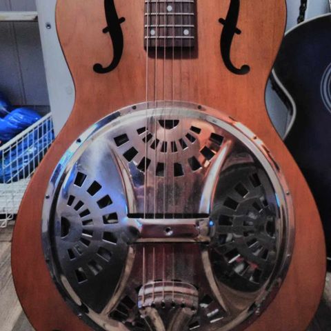 DOBRO Hound Dog Round Neck. Resonator gitar.