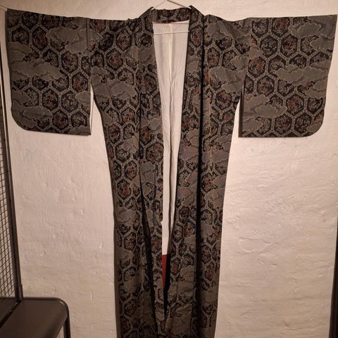 Grå kimono med blomster mønster