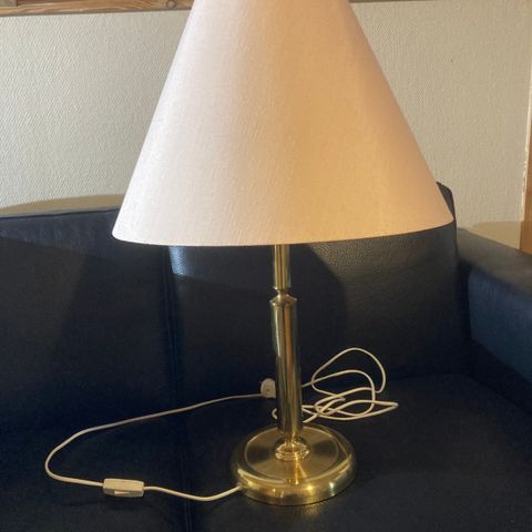 Klassisk bordlampe i messing