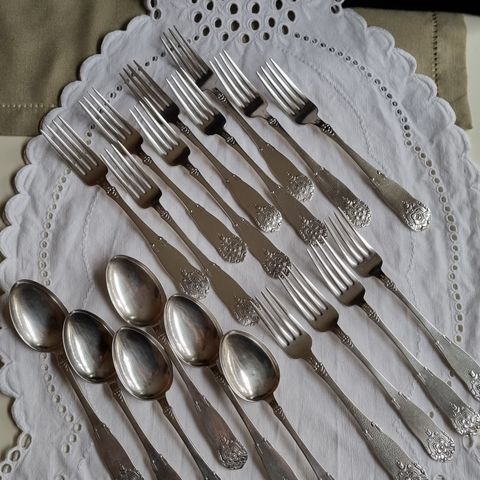 Hardanger i 830 S, store spiseskjeer, gafler, fiskespade, sausøse, potetskje