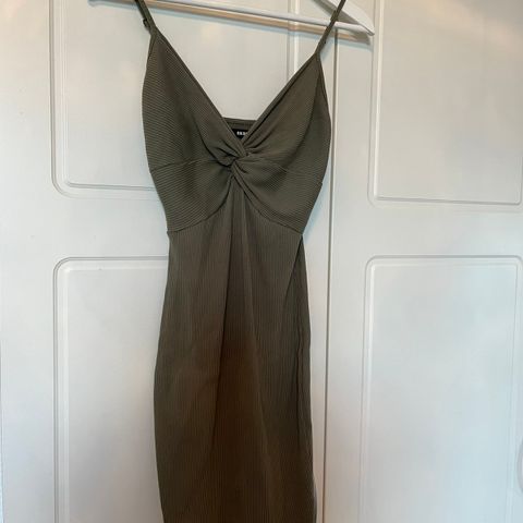 Olivengrønn kjole