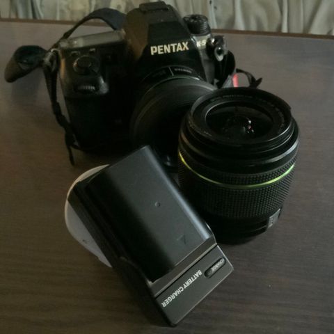 pentax k-5 med to linser, batterilader, adapter og to batterier