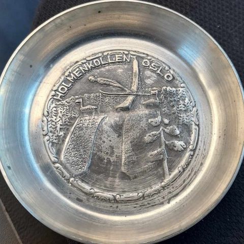 Souvenir i metall fra Holmenkollbakken  fra 1950 tallet