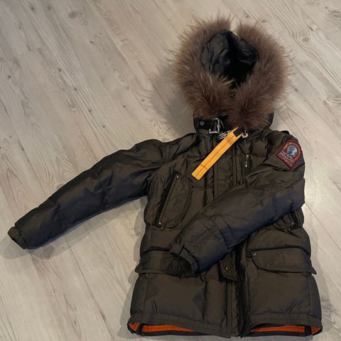 Parajumpers. Str 8 år. Meget lite brukt. Brun