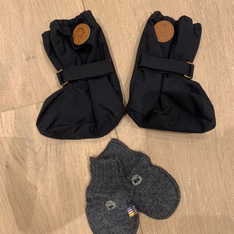 Mini Rodini baby booties/fotposer og Joha babyvotter i ullfleece