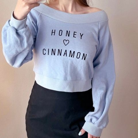 Honey Cinnamon Off Shoulder Genser